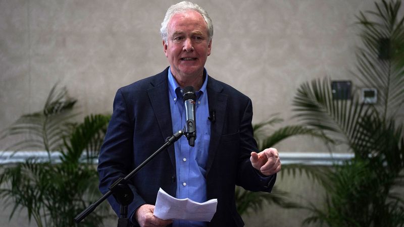 Sen. Chris Van Hollen meets with Abrego Garcia in El Salvador