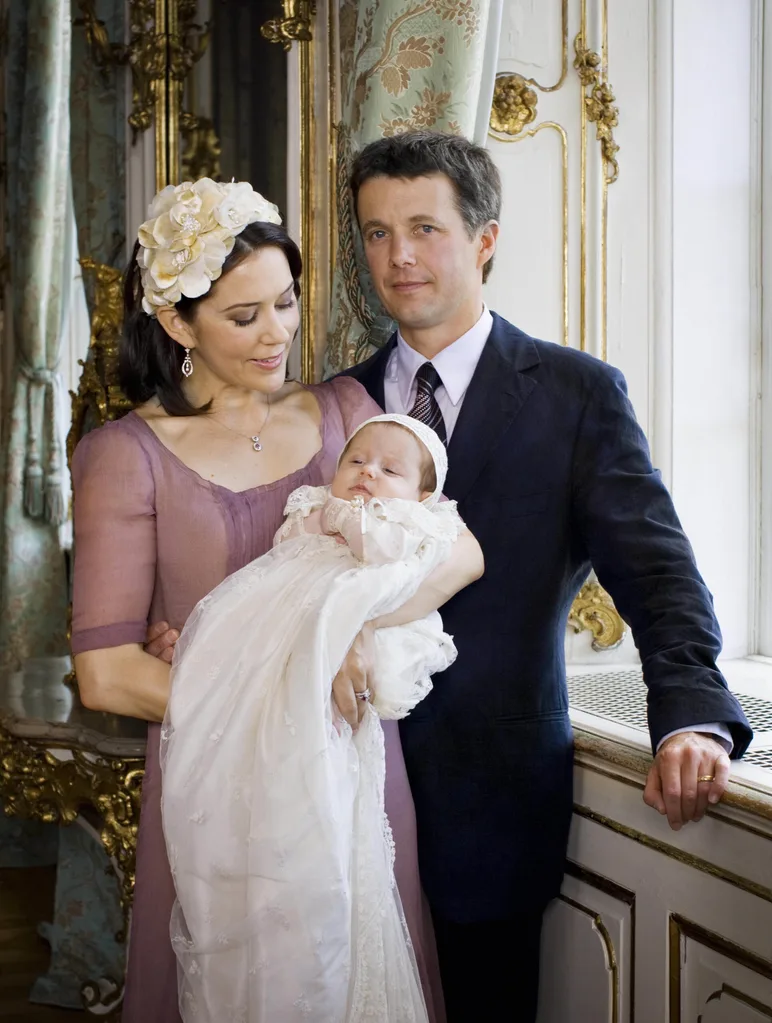 Fredensborg, DENMARK: Danish Crown Princess Mary (L), her spouse, Crown Prince Frederik (R) pose with their daughter Princess Isabella Henrietta Ingrid Margrethe 01 July 2007 during an official photo at Fredensborg Palace after the christening of the princess.           