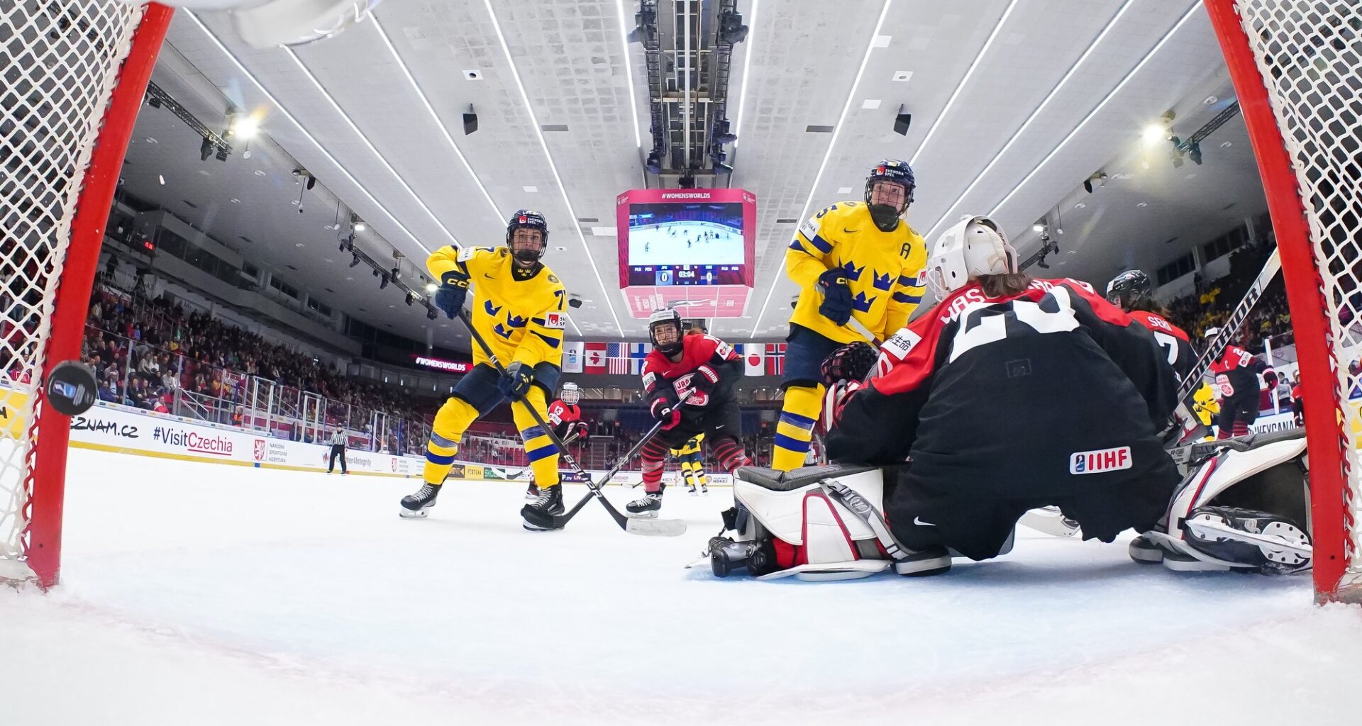 Swedes lead way in Group B