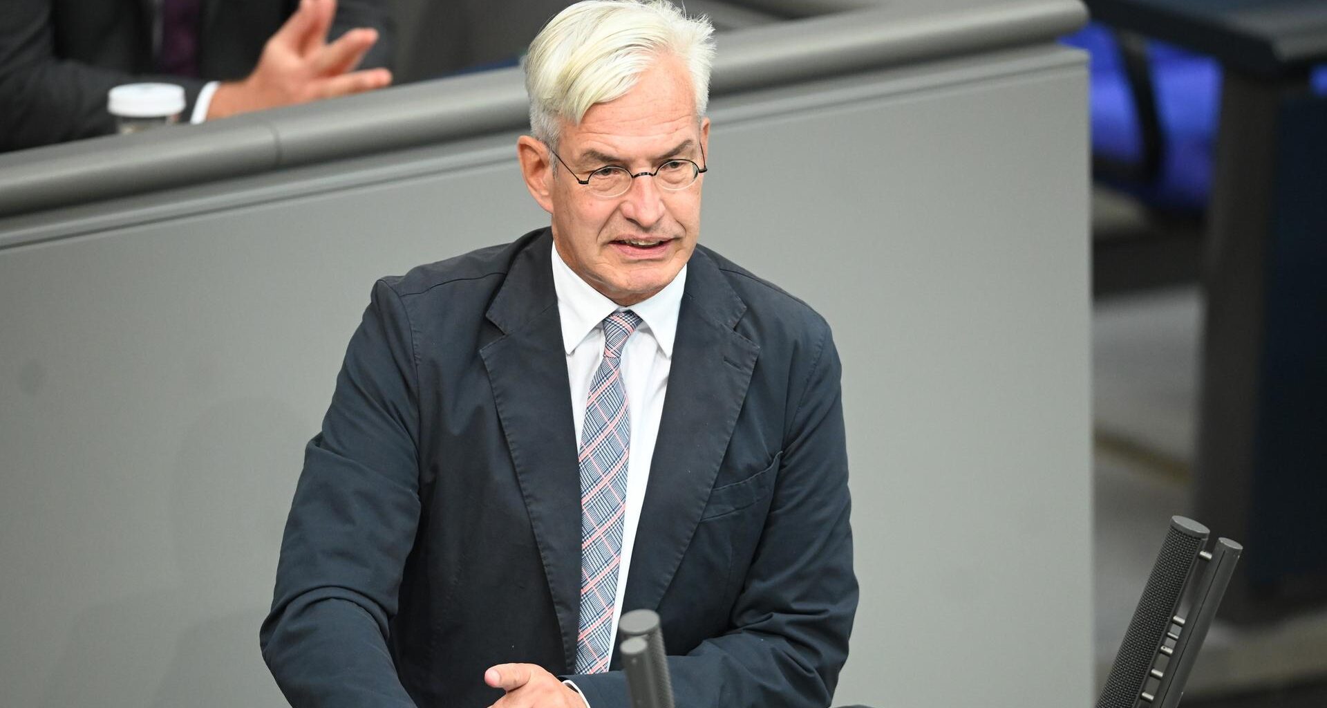 Berlin: Mathias Middelberg (CDU/CSU), stellvertretender Vorsitzender der CDU/CSU-Fraktion für Haushalt und Finanzen, spricht im Plenarsaal im Bundestag. Der Bundestag berät zum Haushaltsentwurf 2025.