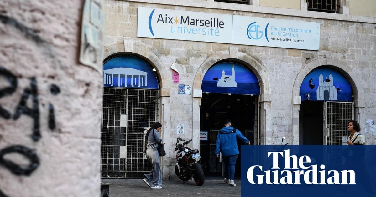 Nearly 300 apply as French university offers academics ‘scientific asylum’