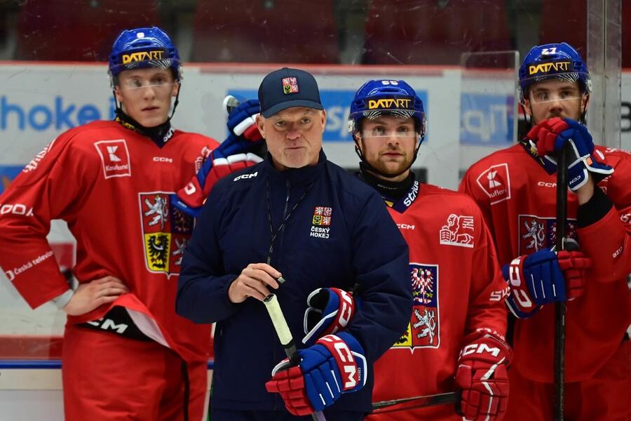 Trenér Radim Rulík a čeští reprezentanti Vojtěch Hradec, Marian Adámek a Dominik Mašín během přípravy na MS v hokeji 2025