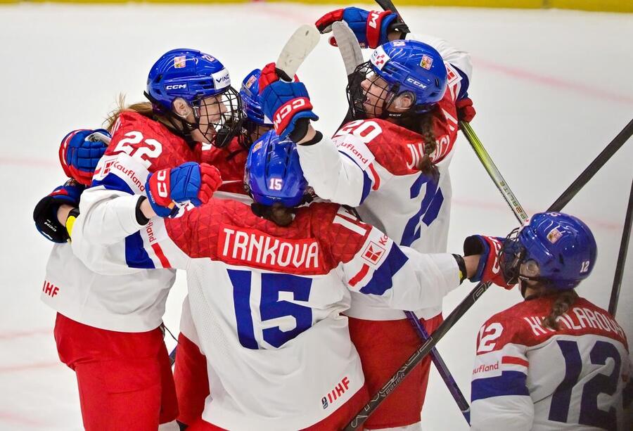 České hokejistky oslavují gól Terezy Plosové v semifinále MS žen v hokeji 2025, dnes je čeká utkání o bronz Česko vs. Finsko