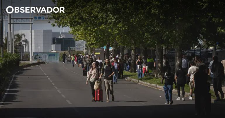 Horas a caminhar, atos de solidariedade e um restaurante onde “ninguém fica sem comer”. Como se viveu o apagão em Lisboa – Observador