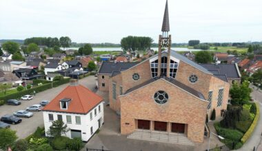 De gereformeerde gemeente in Nederland te Opheusden met links daarvoor het kerkelijk bureau. beeld VidiPhoto