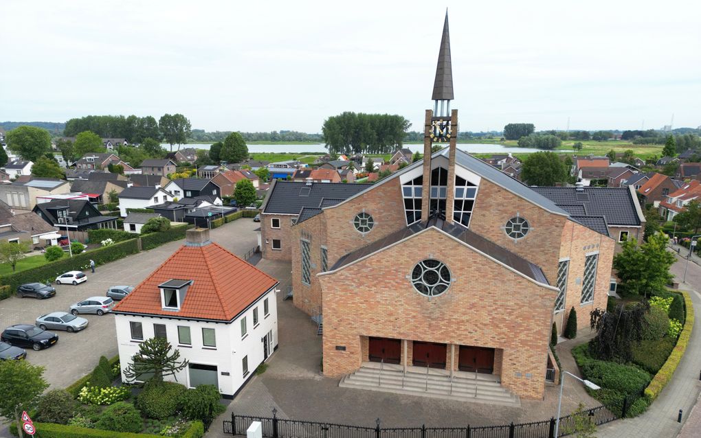 De gereformeerde gemeente in Nederland te Opheusden met links daarvoor het kerkelijk bureau. beeld VidiPhoto
