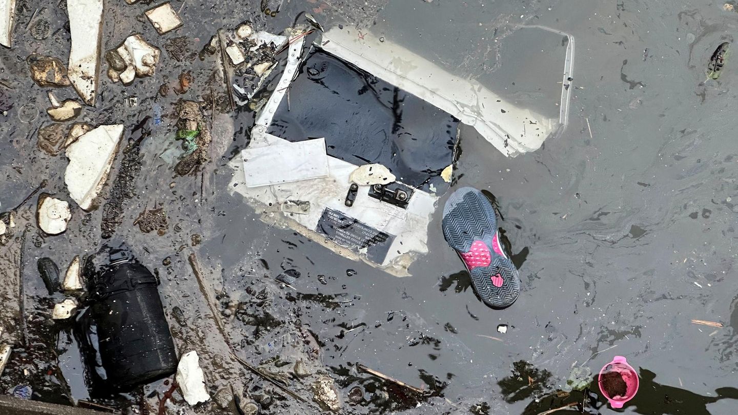 New York: Trümmer schwimmen im Wasser an der Stelle, an der ein Hubschrauber in den Hudson River gestürzt ist
