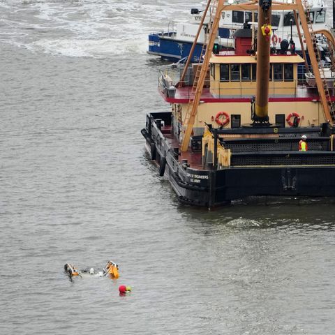 Nach einem Hubschrauberabsturz in New York ragen nur noch Kufen aus dem Hudson River