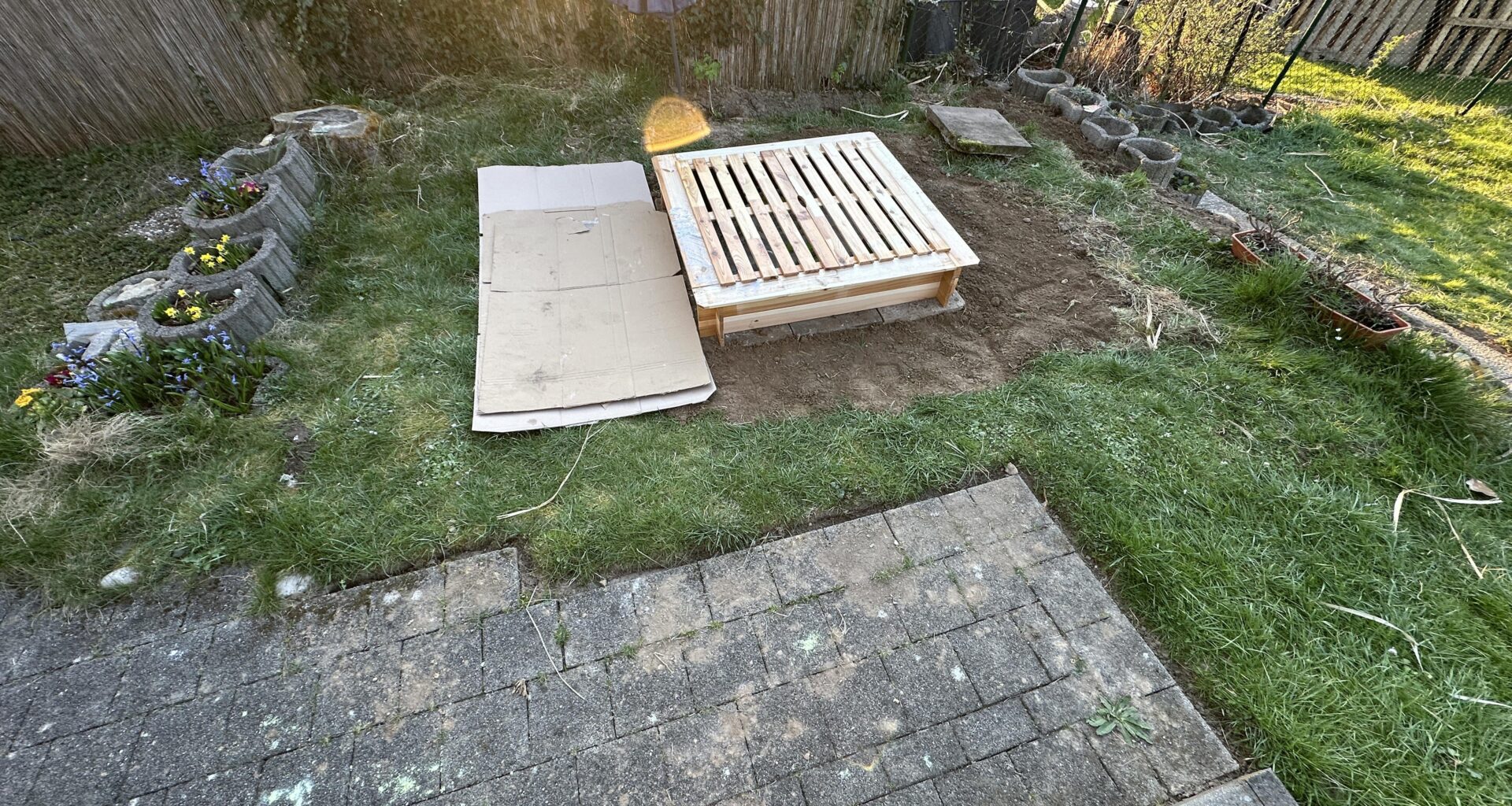 Wir können uns nicht entscheiden ob man lieber Rindenmulch oder Rasen um den Sandkasten anlegt. Hat jemand Erfahrungen?