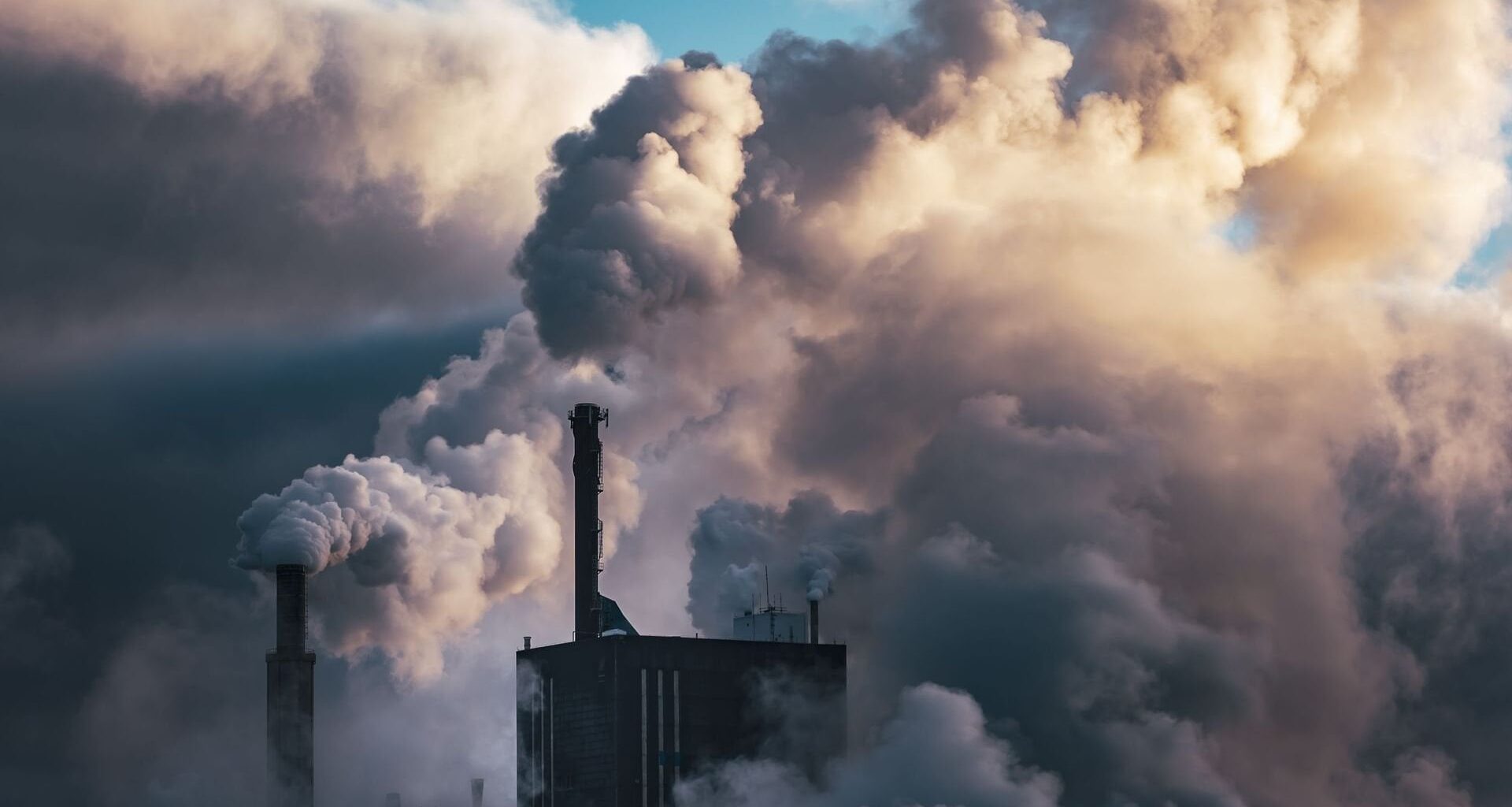 "Près de 25.000 milliards d’euros" : des chercheurs évaluent le coût des dommages climatiques causés par les entreprises les plus polluantes
