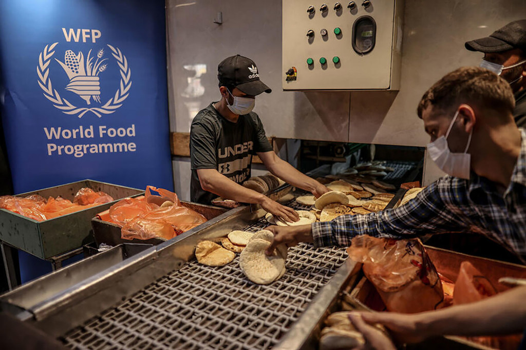 El personal prepara bolsas de pan de pita en una panadería apoyada por el PMA en la ciudad de Gaza (archivo).