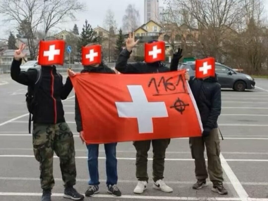 Sur cette capture d'écran, quatre membres du Rassemblement romand patriote posent avec le drapeau suisse. Ce nouveau parti tente de s’imposer dans le paysage politique de Suisse romande.