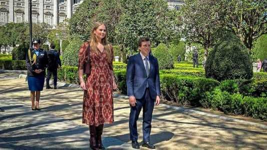 Average Dutch girl next to an average Spanish man.
