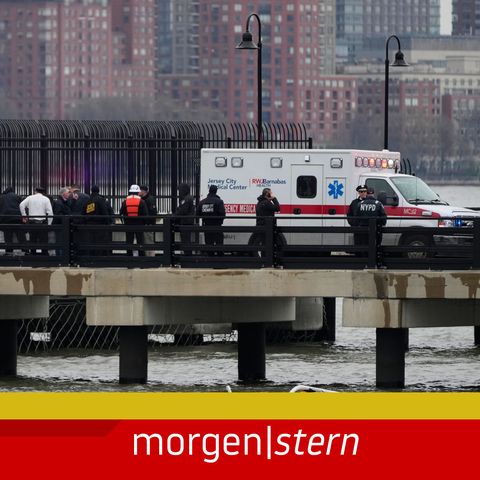 In New York ist am Donnerstag ein touristischer Hubschrauber abgestürzt – Einsatzkräfte ermitteln am Unglücksort