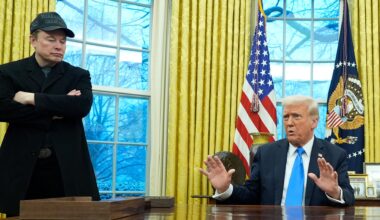 Präsident Donald Trump spricht mit Reportern im Oval Office während Elon Musk zuhört.
