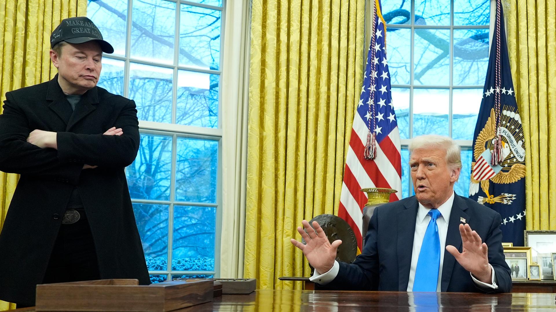 Präsident Donald Trump spricht mit Reportern im Oval Office während Elon Musk zuhört. Präsident Donald Trump spricht mit Reportern im Oval Office während Elon Musk zuhört.