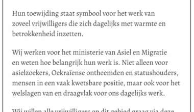Advertentie van 40 ambtenaren van het ministerie van Asiel en Migratie in Trouw ter waardering voor de vrijwilligers die vrijdag „een welverdiend lintje” ontvangen.