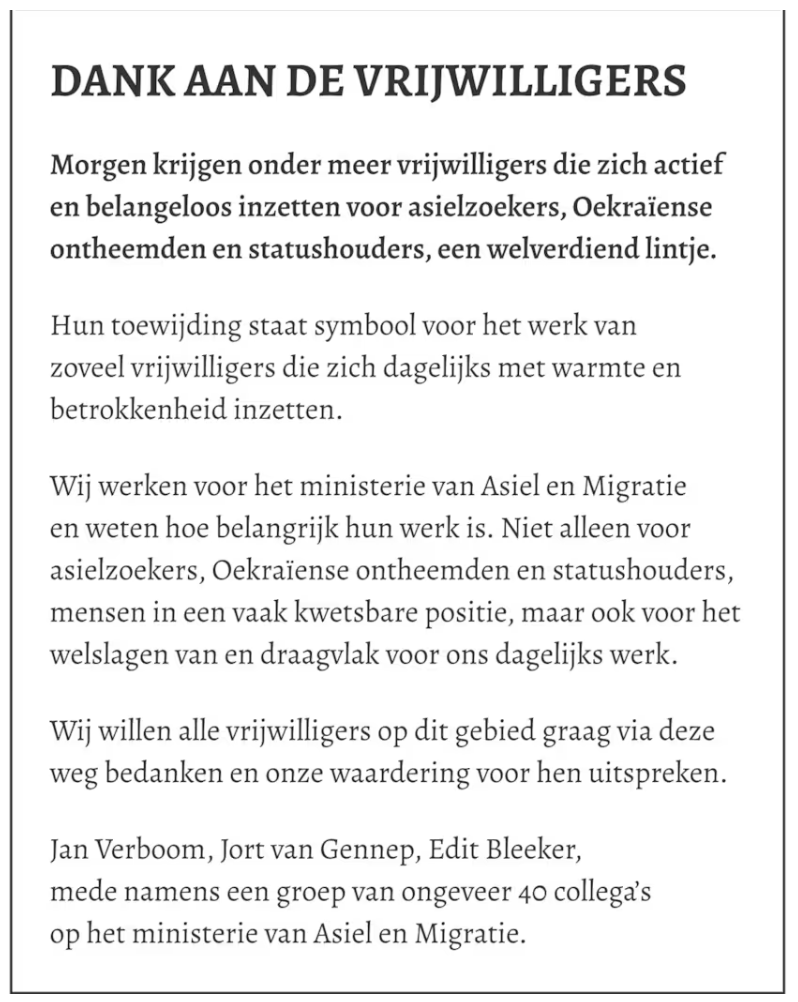 Advertentie van 40 ambtenaren van het ministerie van Asiel en Migratie in Trouw ter waardering voor de vrijwilligers die vrijdag „een welverdiend lintje” ontvangen.