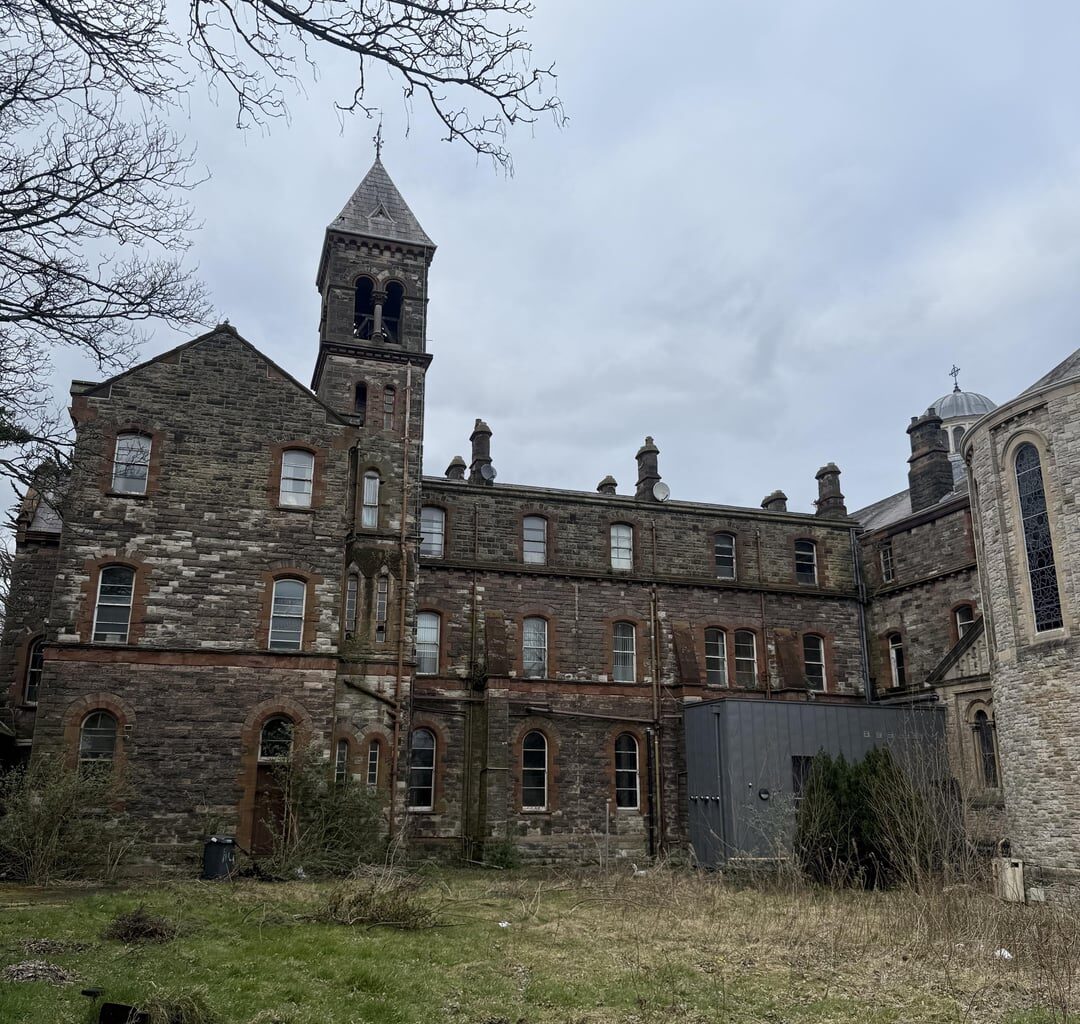 Abandoned Priest Retreat Belfast , definitely one of the most creepiest places we’ve ever explored had the strangest feeling to it 🥶🔦