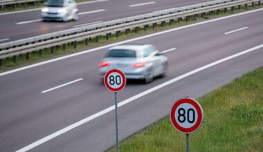 Ab Mai gelten auf alten Betonabschnitten auf der A3, A92, A93 in Südbayern neue Geschwindigkeitsbegrenzungen: 120 km/h für Autos und 80 km/h für Motorräder. Grund ist der schlechte Zustand der Fahrbahnen.