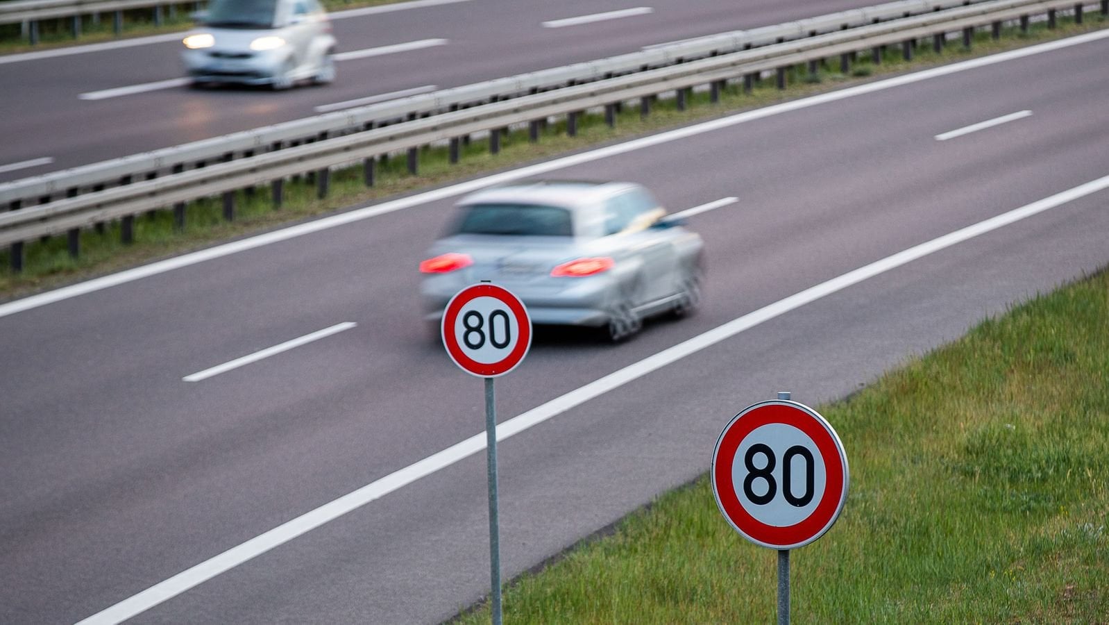 Ab Mai gelten auf alten Betonabschnitten auf der A3, A92, A93 in Südbayern neue Geschwindigkeitsbegrenzungen: 120 km/h für Autos und 80 km/h für Motorräder. Grund ist der schlechte Zustand der Fahrbahnen.