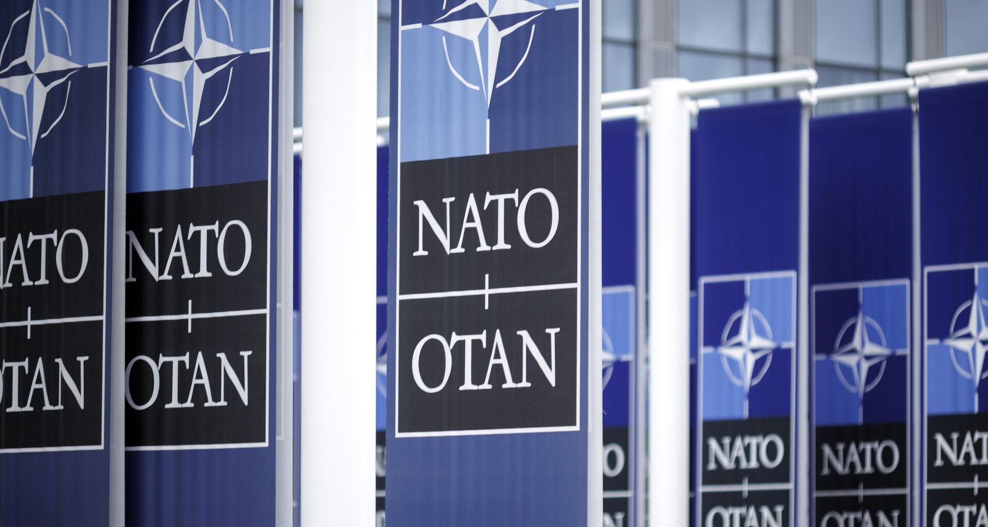 Flaggen mit dem NATO-Logo hängen vor dem NATO-Hauptquartier in Brüssel.