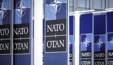 Flaggen mit dem NATO-Logo hängen vor dem NATO-Hauptquartier in Brüssel.