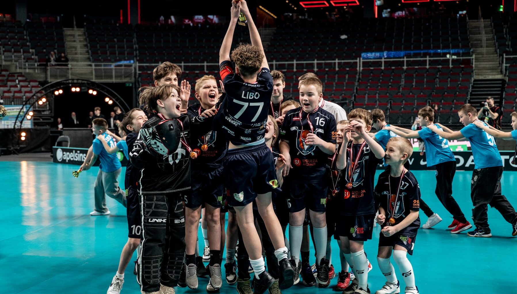 Latvijas Florbola savienība » LV » 2005/2006 » Jaunumi » Superfinālā apbalvo Jaunatnes līgas ZU11 grupas komandas