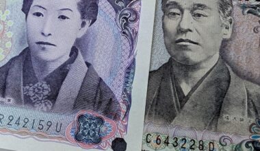 The facial expression of the people on Japanese notes look like they are being held at a red signal on the Northern Line