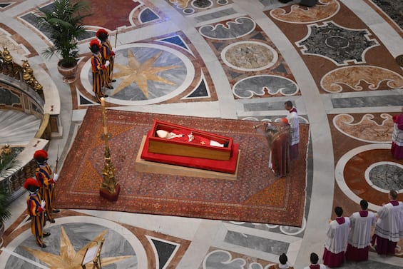 Funerali Papa Francesco, oggi la bara traslata a San Pietro: le ultime news in diretta