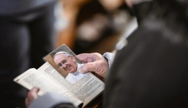 Des hommages pour le pape François sont organisés en Suisse romande