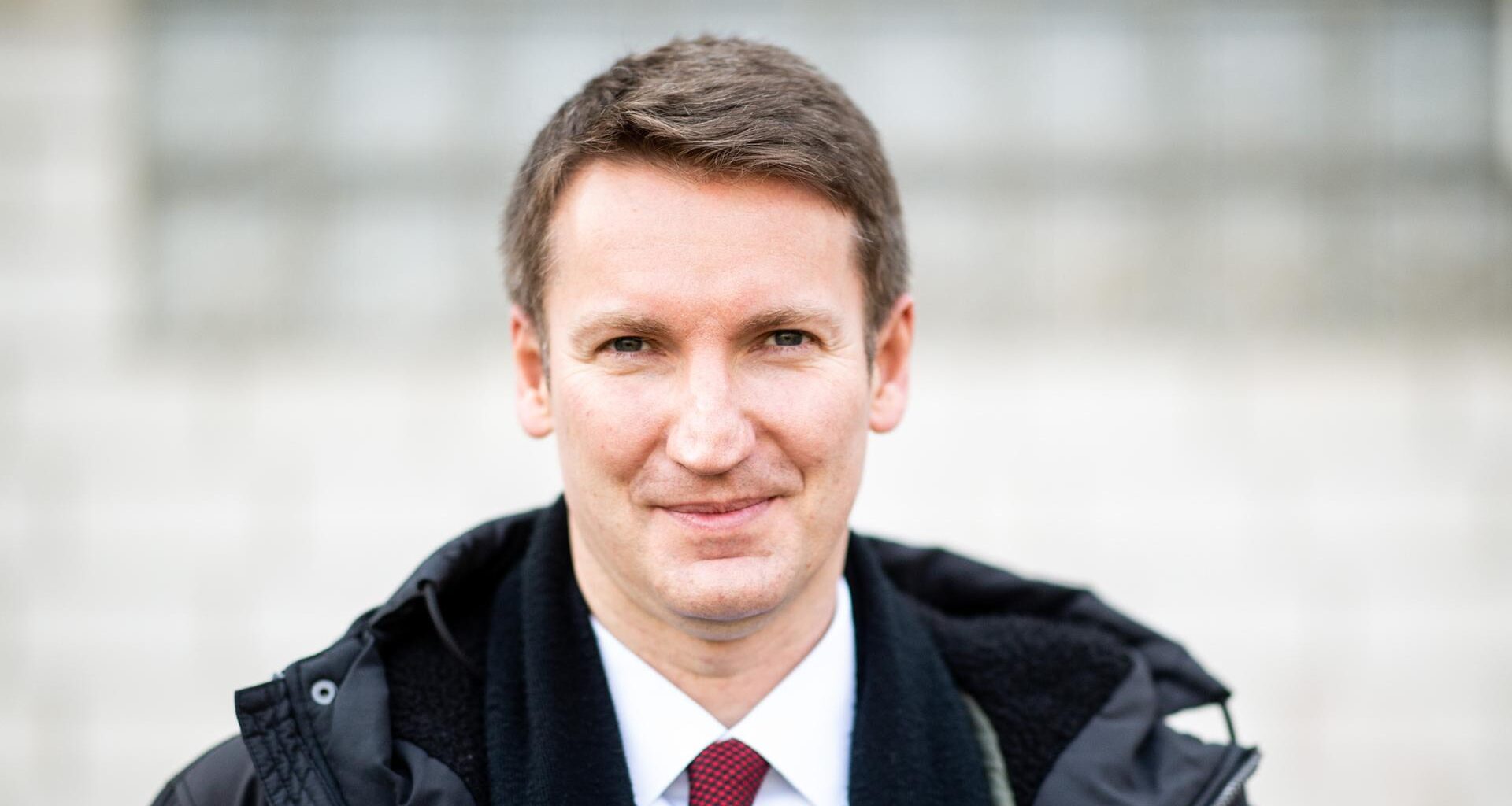 Patrick Sensburg (CDU), Mitglied des Bundestags, posiert vor dem Stadion Grosse Wiese für ein Porträt. Die Delegierten der CDU im Hochsauerlandkreis entscheiden über den Kandidaten zur Bundestagswahl.