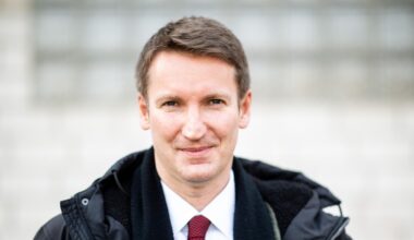 Patrick Sensburg (CDU), Mitglied des Bundestags, posiert vor dem Stadion Grosse Wiese für ein Porträt. Die Delegierten der CDU im Hochsauerlandkreis entscheiden über den Kandidaten zur Bundestagswahl.