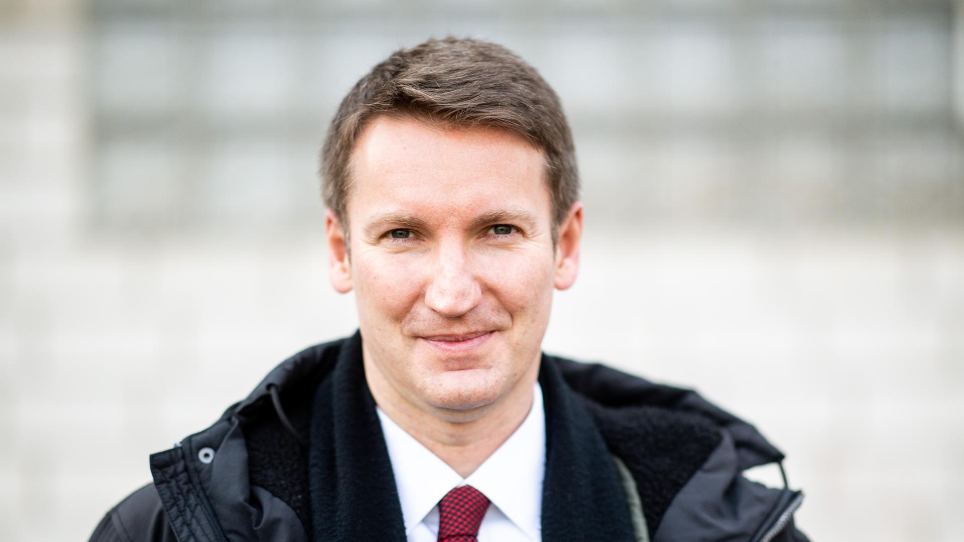 Patrick Sensburg (CDU), Mitglied des Bundestags, posiert vor dem Stadion Grosse Wiese für ein Porträt. Die Delegierten der CDU im Hochsauerlandkreis entscheiden über den Kandidaten zur Bundestagswahl. Patrick Sensburg (CDU), Mitglied des Bundestags, posiert vor dem Stadion Grosse Wiese für ein Porträt. Die Delegierten der CDU im Hochsauerlandkreis entscheiden über den Kandidaten zur Bundestagswahl.