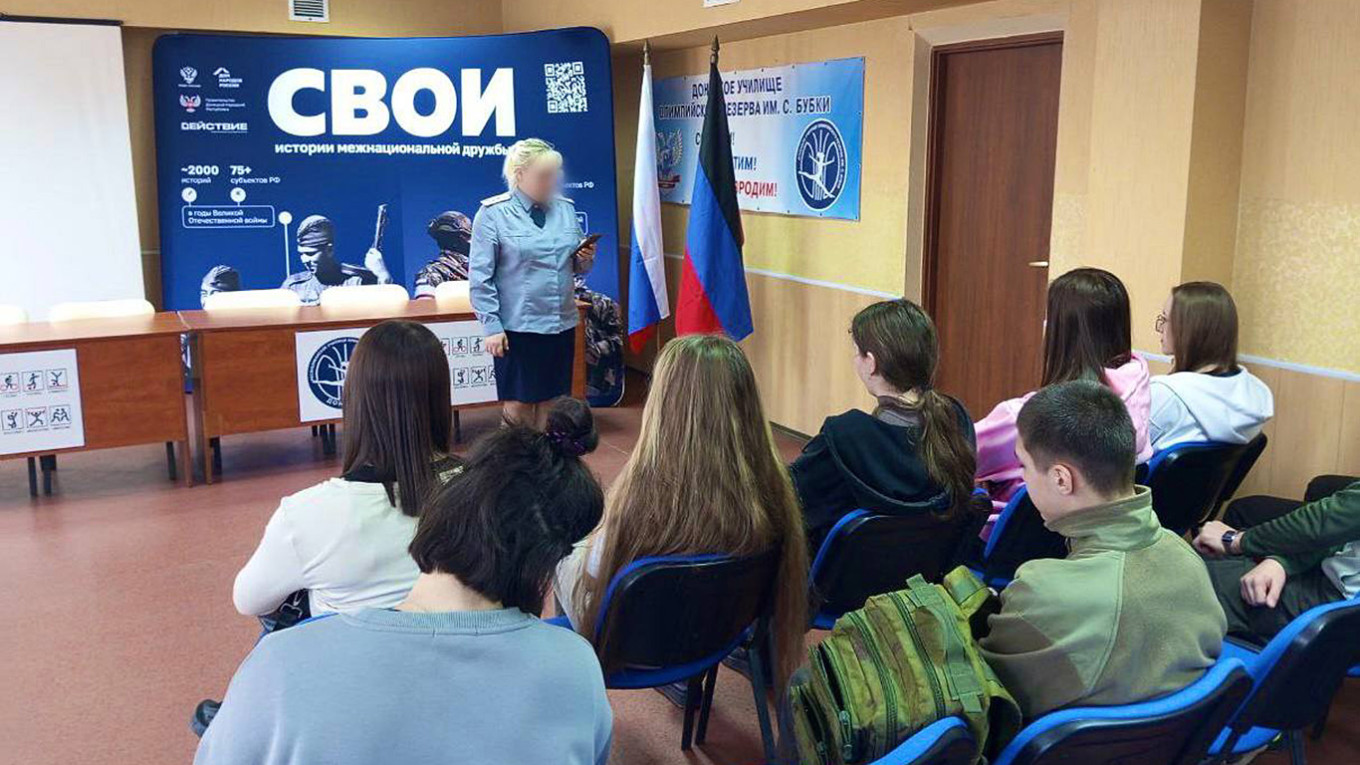 
					High school students in Donetsk are told about the prospects of studying at FSIN universities.					 					@gufsindnr				
