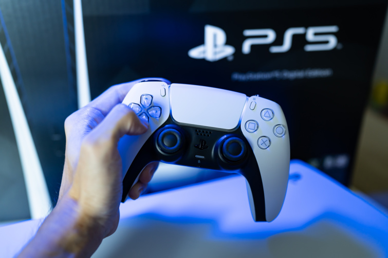 Playstation 5 konzol kék fekete háttér eőtt