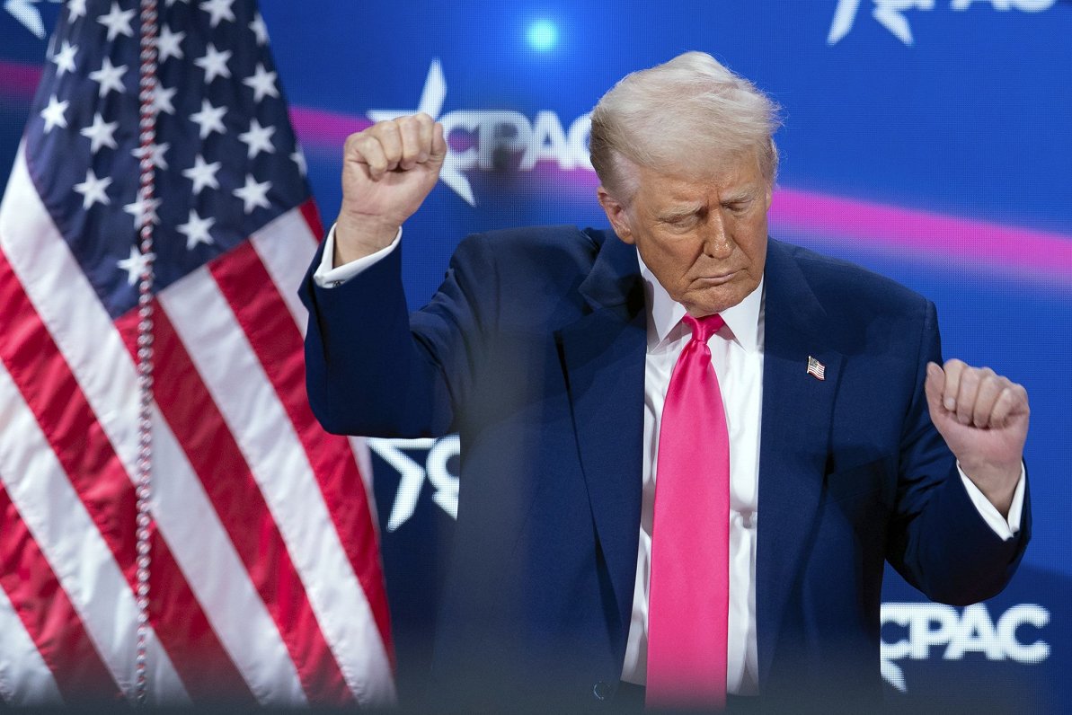 ASV prezidents Donalds Tramps ļaujas dejai Amerikas konservatīvo spēku konferencē