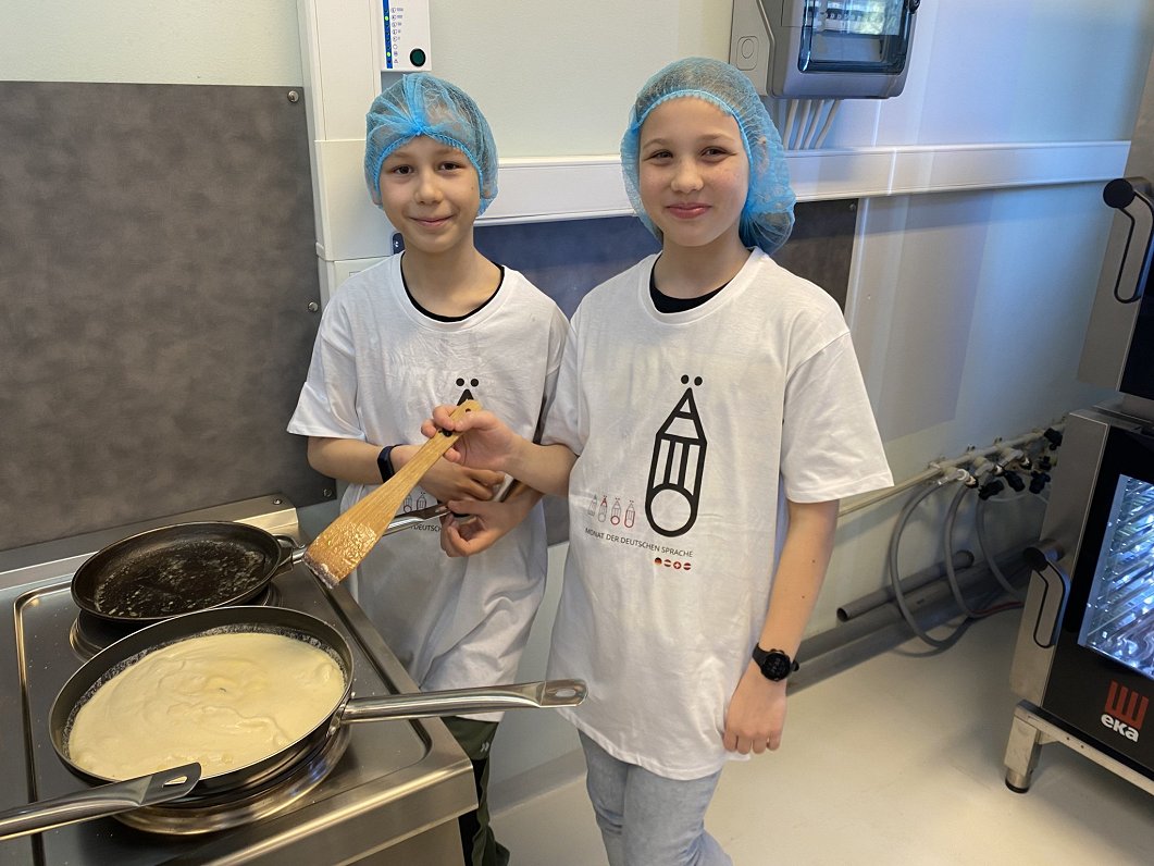 Fifthgraders Pēteris and Anete from the Āgenskalns Primary School prepare a Kaiserschmarren