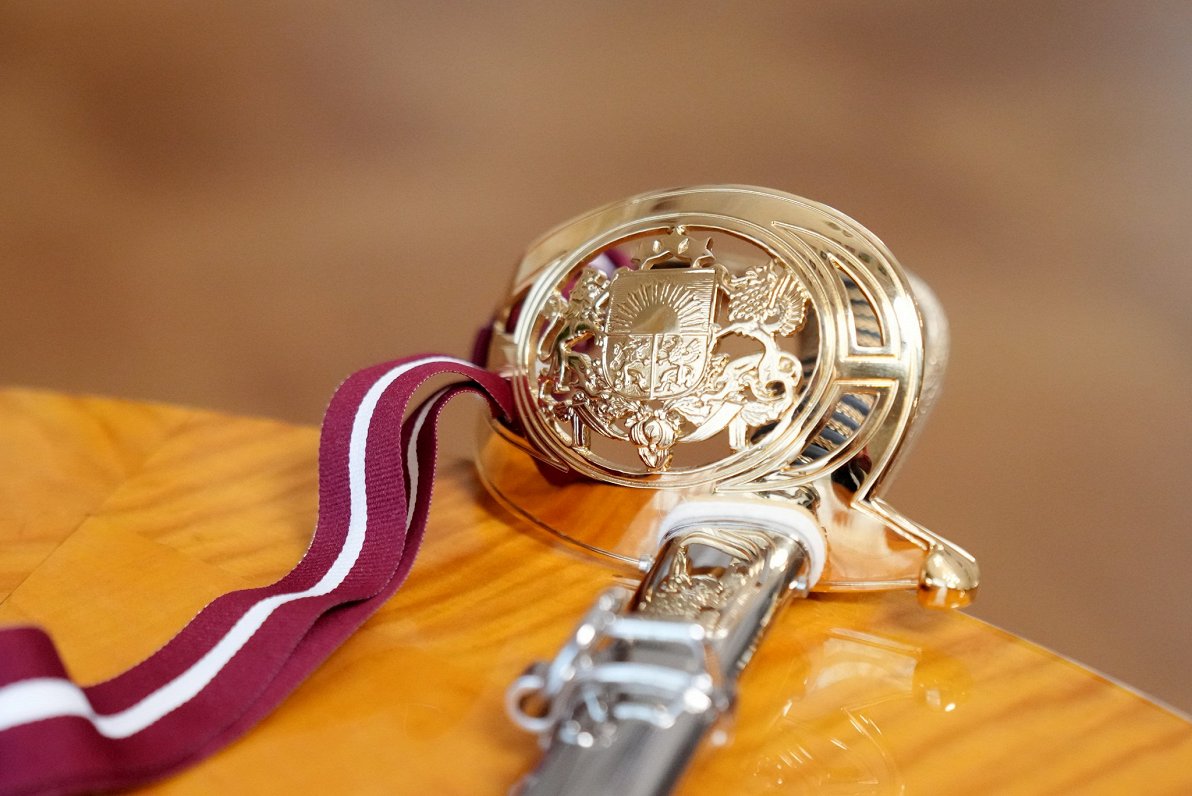 Questions raised about Latvia's parade sword purchase plans / Article