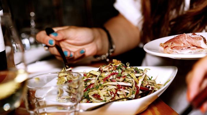 From the 'complimentary' shot to the QR code on the menu: common but not always legal practices in restaurants in Spain