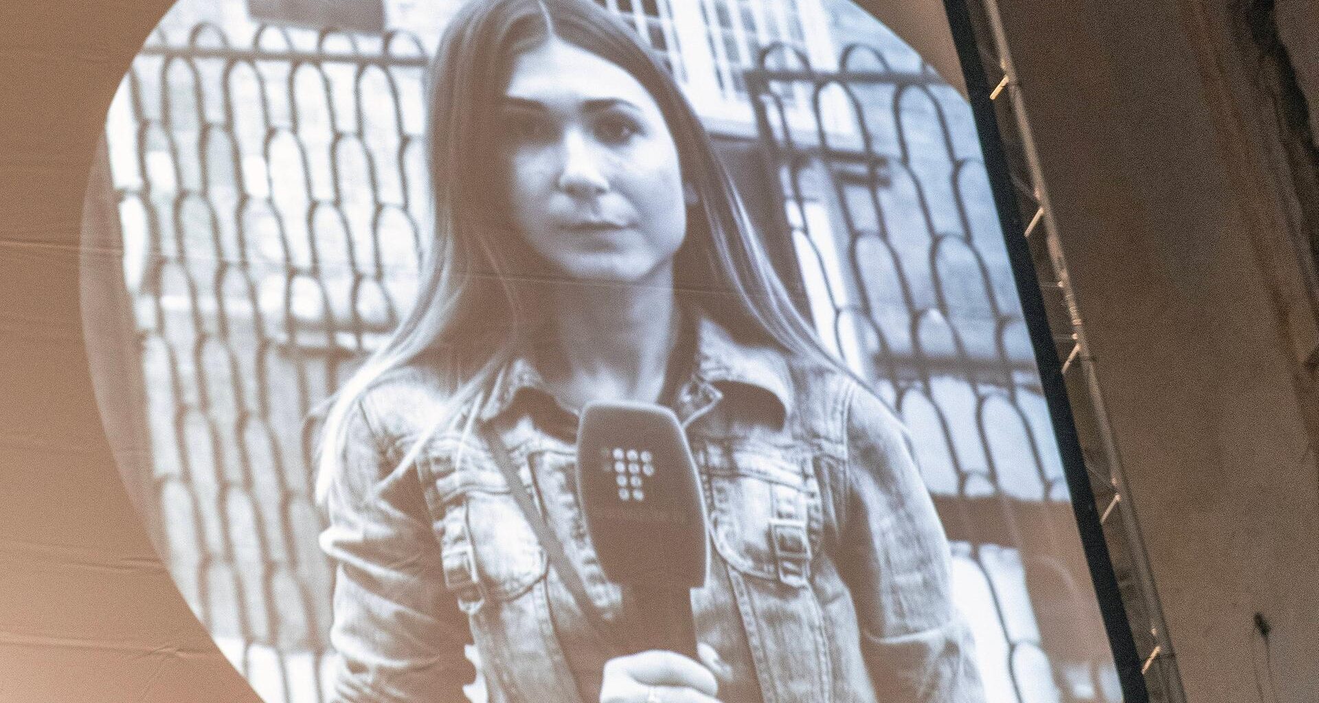 Ein Porträt von Wiktorija Roschtschyna auf einem Banner während des Filmfestivals.
