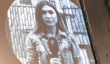 Ein Porträt von Wiktorija Roschtschyna auf einem Banner während des Filmfestivals.
