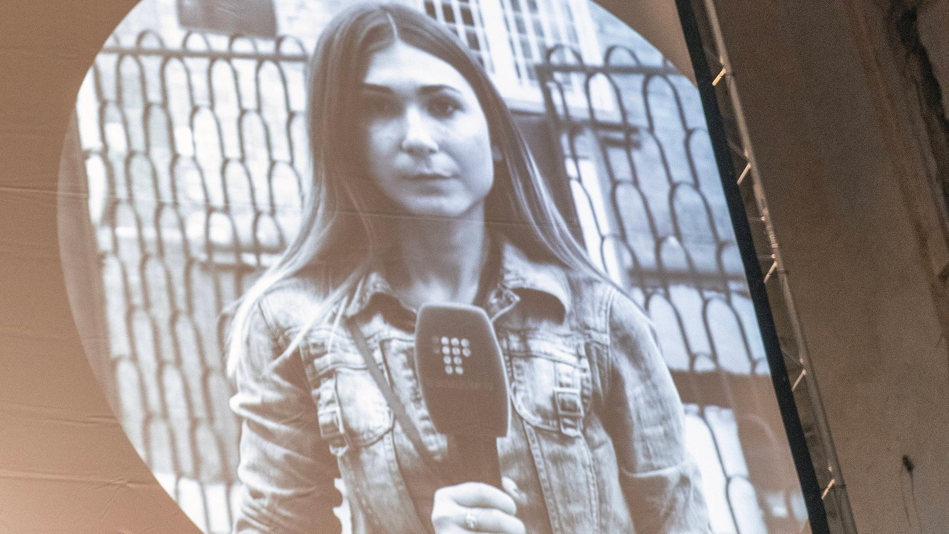 Ein Porträt von Wiktorija Roschtschyna auf einem Banner während des Filmfestivals. Ein Porträt von Wiktorija Roschtschyna auf einem Banner während des Filmfestivals.