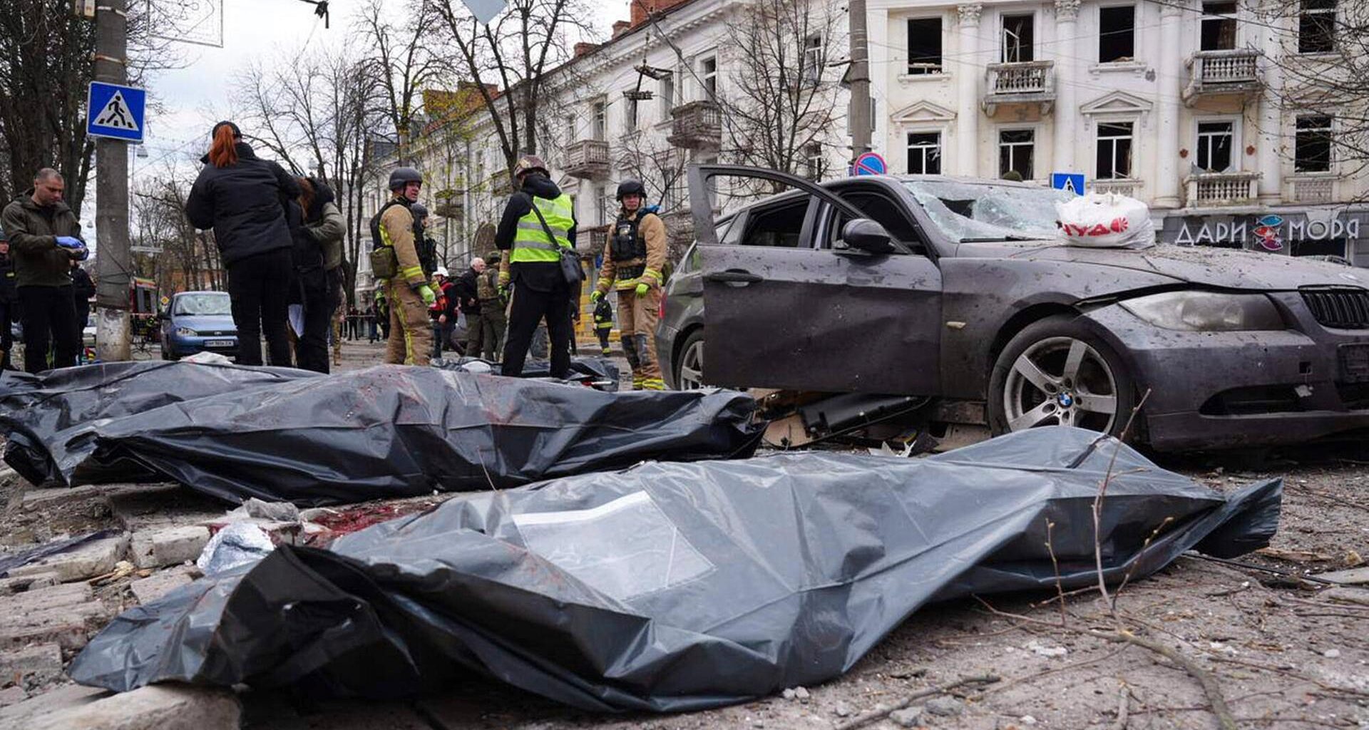 Leichen liegen in einer Straße in der Stadt Sumy