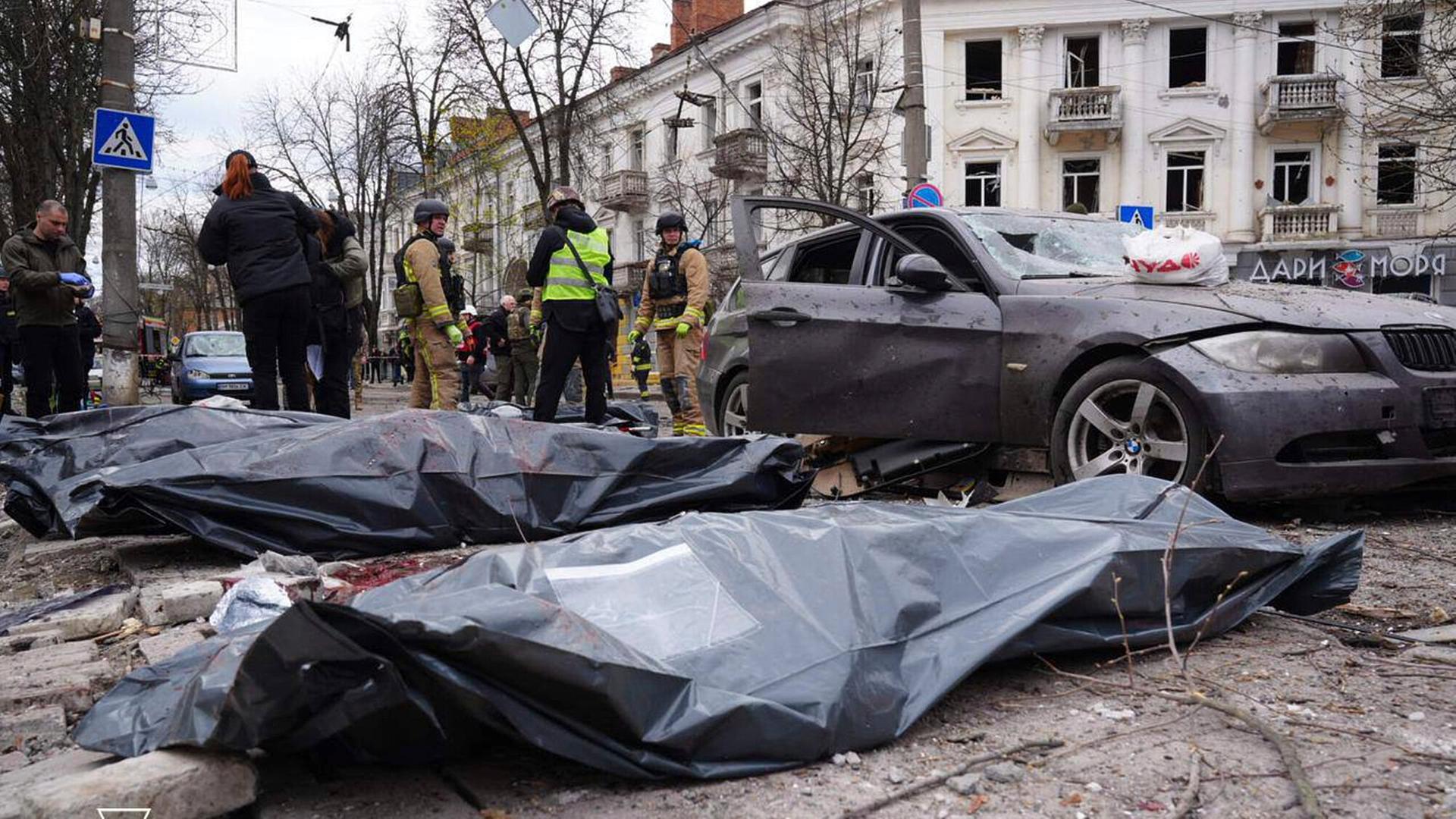 Leichen liegen in einer Straße in der Stadt Sumy
