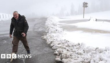 Heavy snow blocks Alpine resorts in Switzerland and France