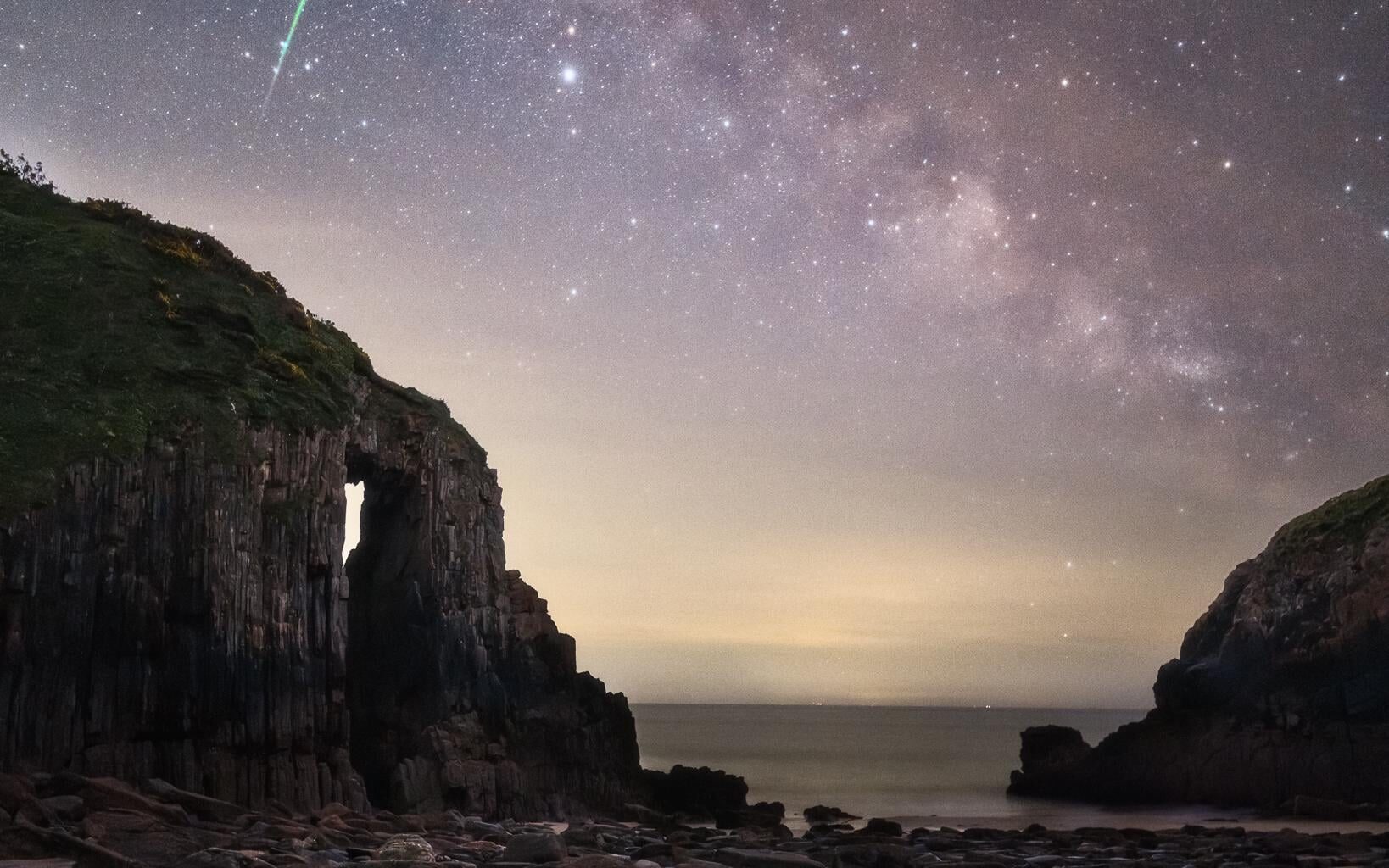 Captured this meteor on the Pembrokeshire coast last night