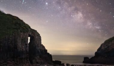 Captured this meteor on the Pembrokeshire coast last night