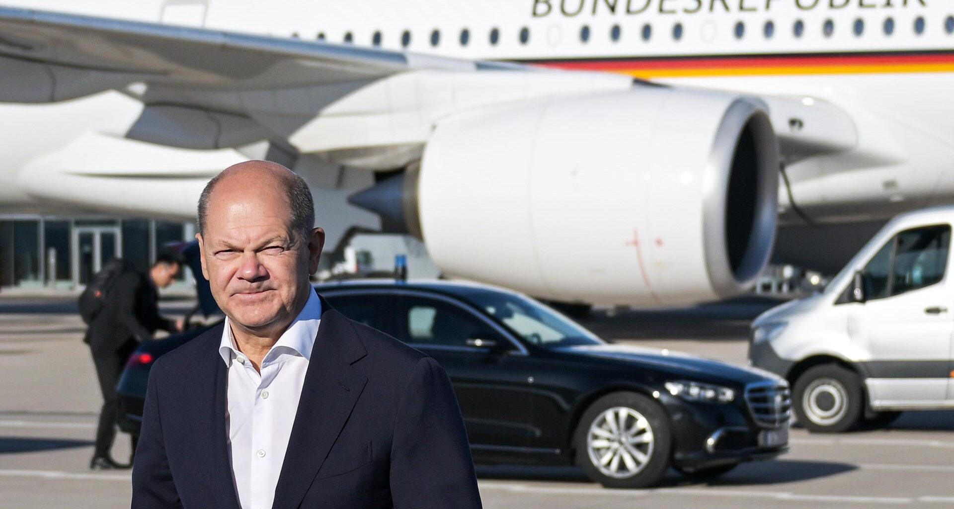 Mit Olaf Scholz aufs Rollfeld: Kanzler-Knuddler zu Geldstrafe verurteilt | hessenschau.de