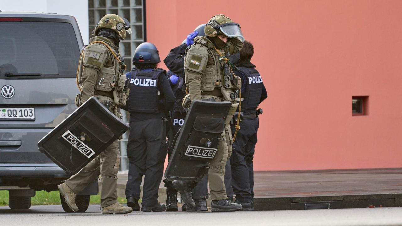 Polizei findet drei Tote im Westerwald und warnt Bevölkerung